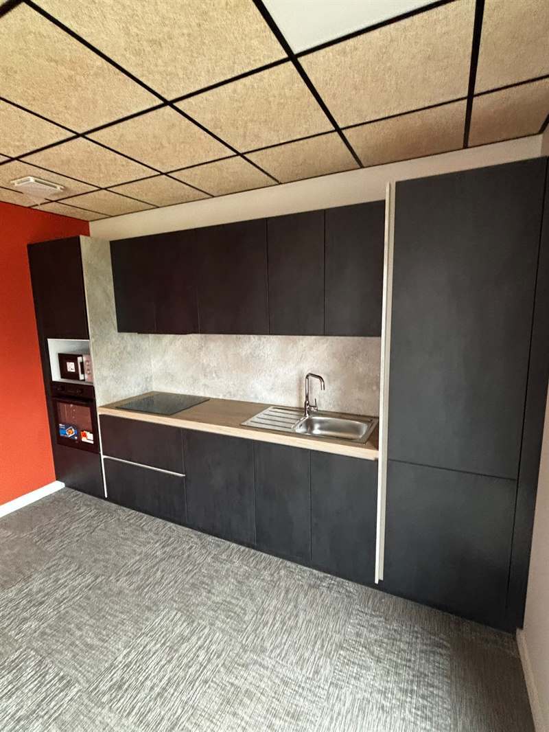 Cuisine ouverte de style moderne bois, noir et vert à Bethune | Raison Home - 2