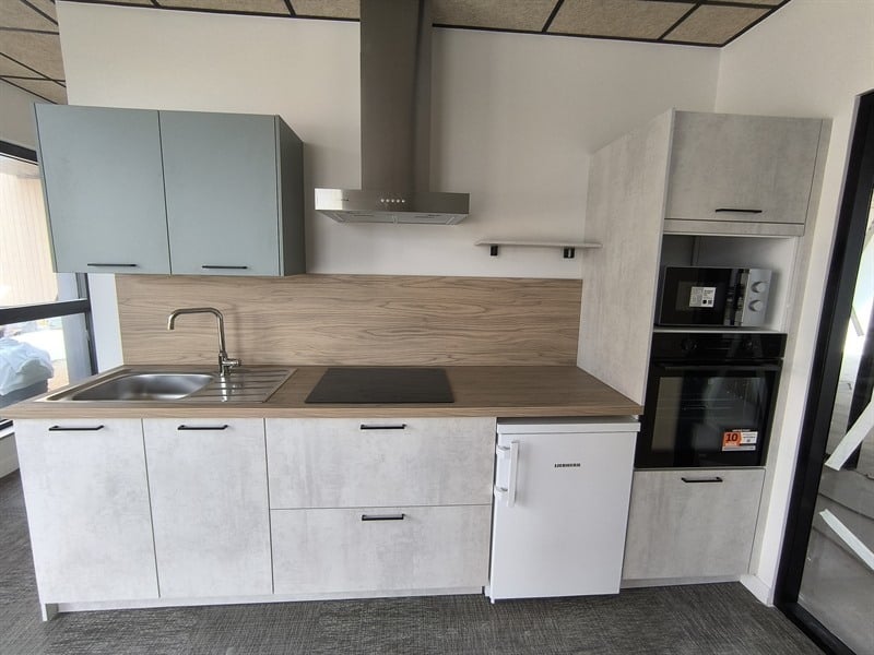 Cuisine ouverte de style moderne bois, noir et vert à Bethune | Raison Home - 4