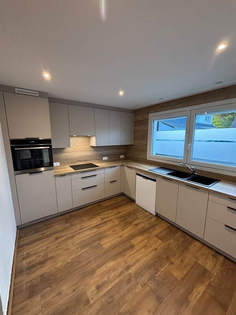 Cuisine fermée de style moderne beige à Lambersart 1