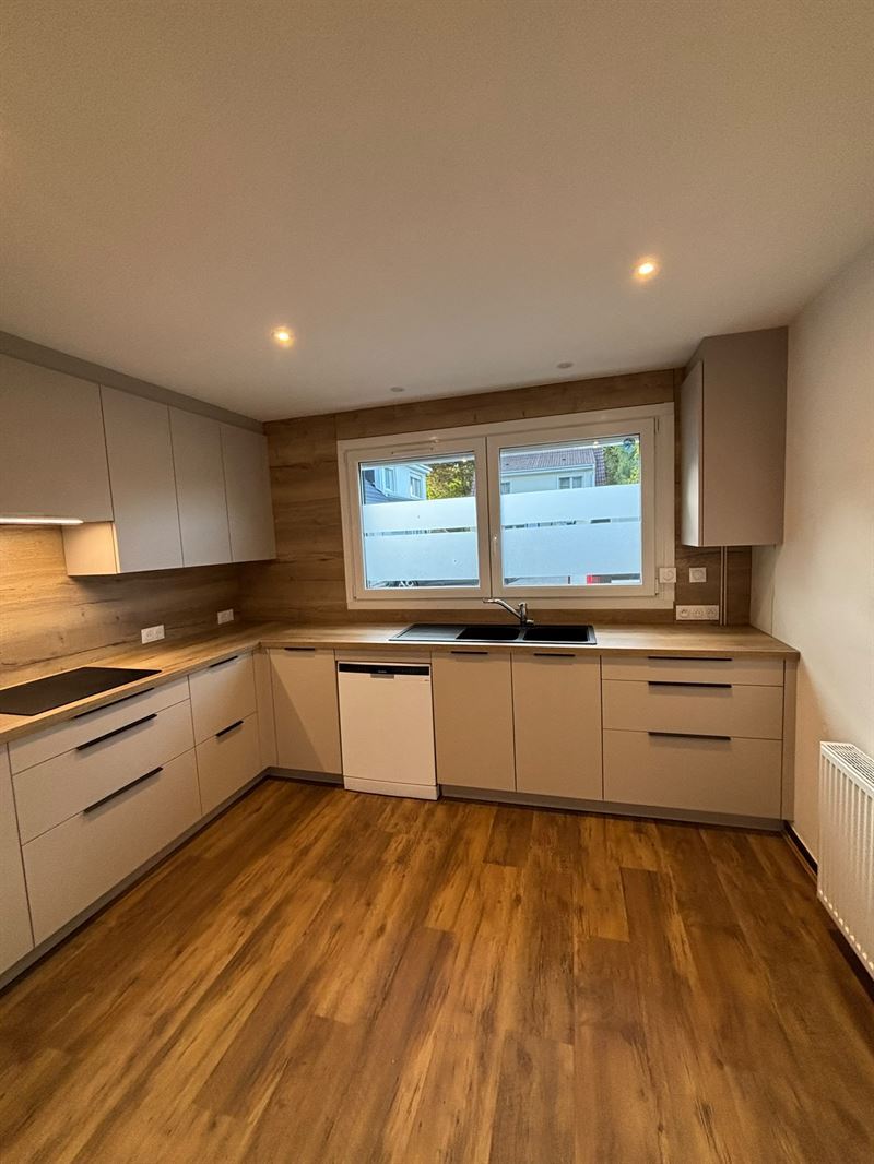Cuisine fermée de style moderne beige à Lambersart 2
