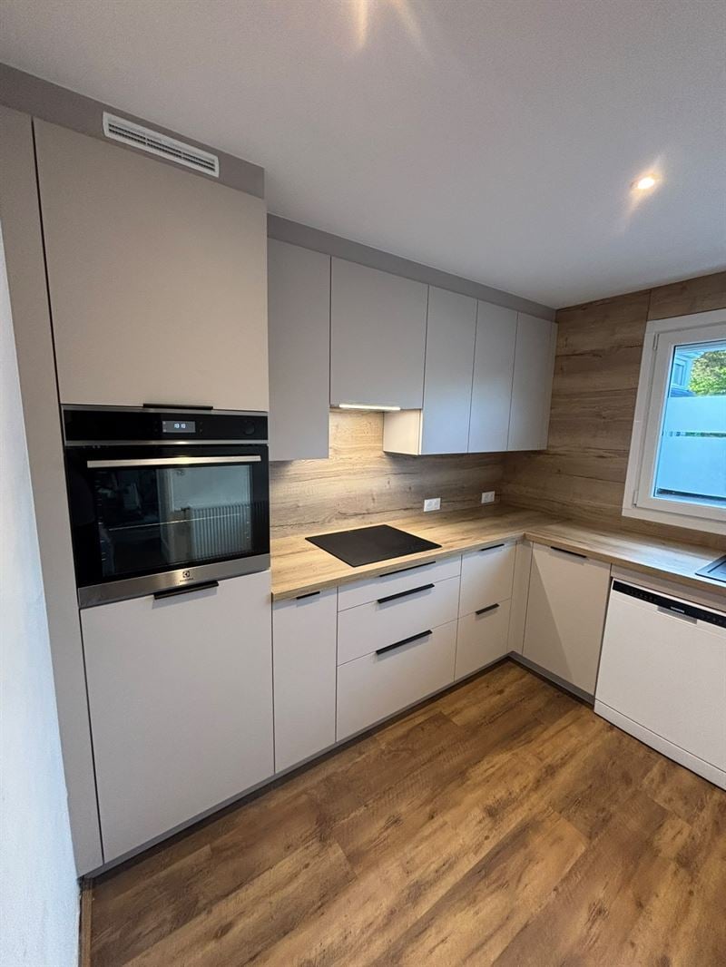Cuisine fermée de style moderne beige à Lambersart 3