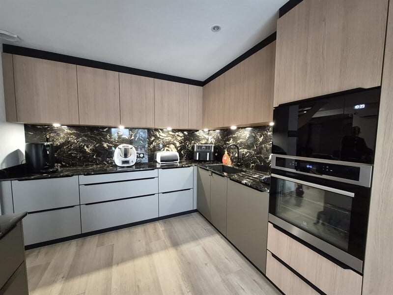 Cuisine ouverte bois, noir et beige à Secourt | Raison Home - 1