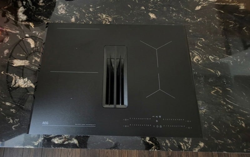 Cuisine ouverte bois, noir et beige à Secourt | Raison Home - 3