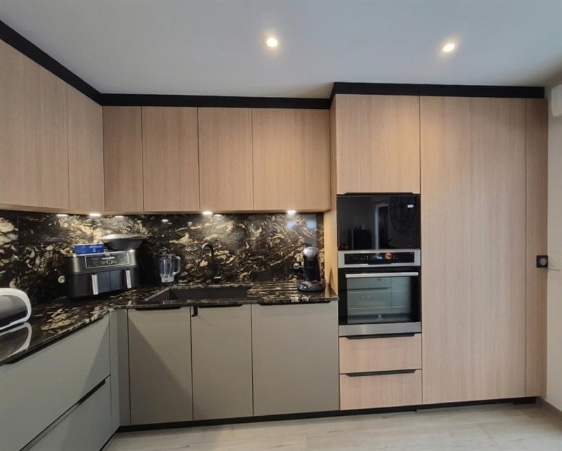 Cuisine ouverte bois, noir et beige à Secourt | Raison Home - 5