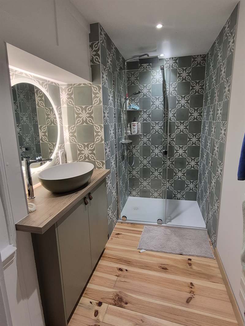 Chambre fermée de style campagne vert et marron à Bechy 2