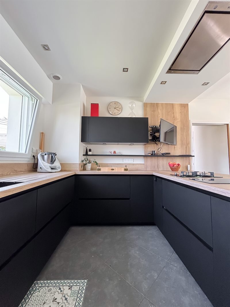 Cuisine moderne bois et noir à Quilly 8