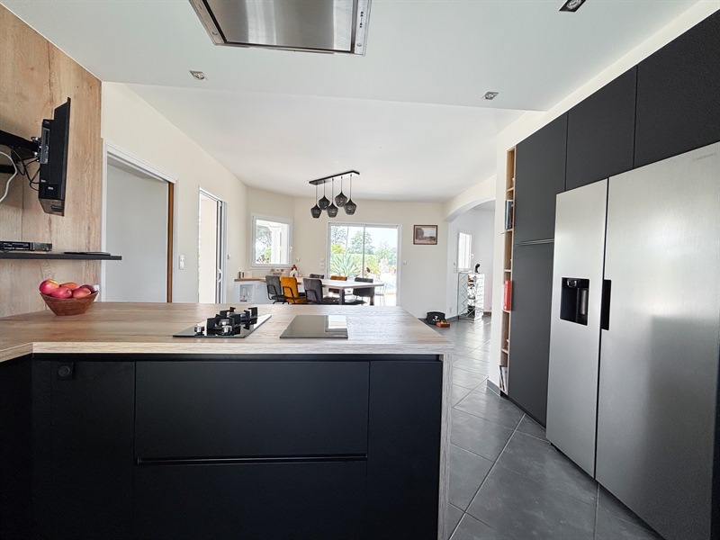 Cuisine moderne bois et noir à Quilly 10