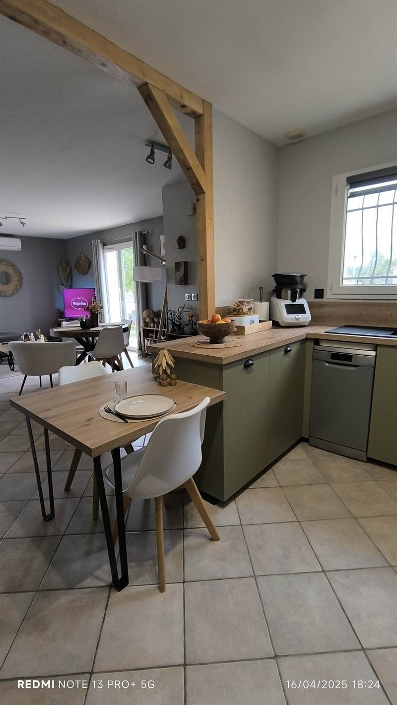 Cuisine ouverte de style nature bois et vert à Clarensac 4