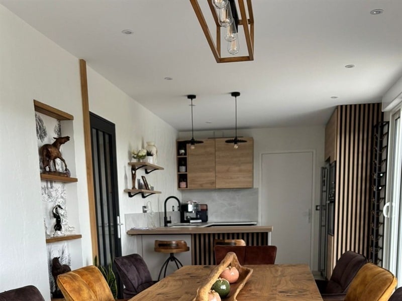 Cuisine ouverte de style nature beige aux Églises-d'Argenteuil | Raison Home - 1