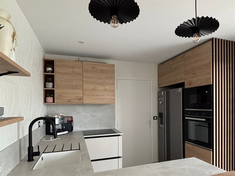 Cuisine ouverte de style nature beige aux Églises-d'Argenteuil | Raison Home - 3