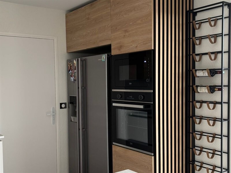 Cuisine ouverte de style nature beige aux Églises-d'Argenteuil | Raison Home - 4