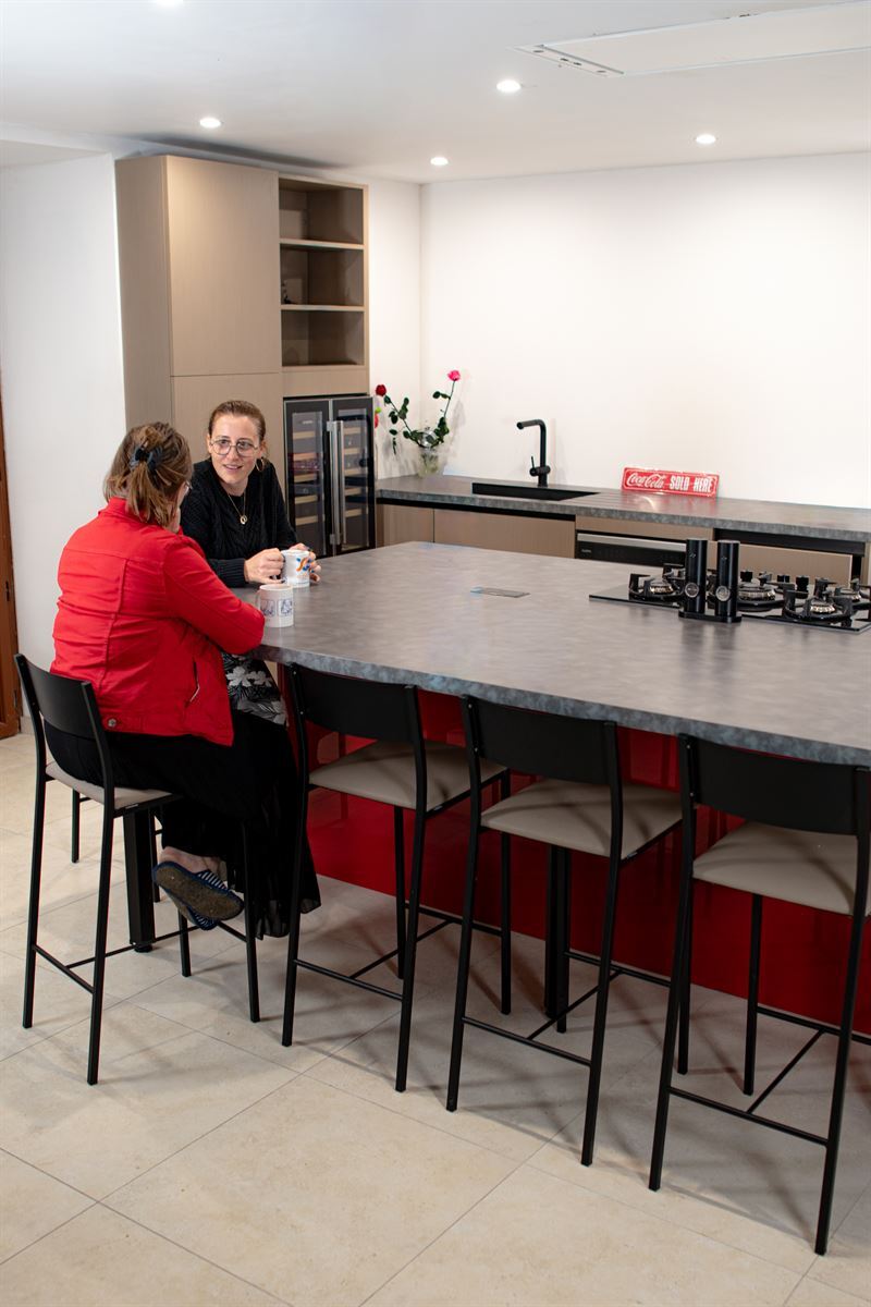 Cuisine ouverte de style moderne rouge à Coteaux-du-Blanzacais | Raison Home - 1