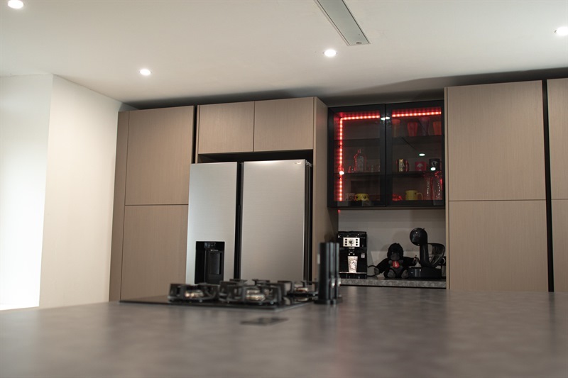 Cuisine ouverte de style moderne rouge à Coteaux-du-Blanzacais | Raison Home - 2