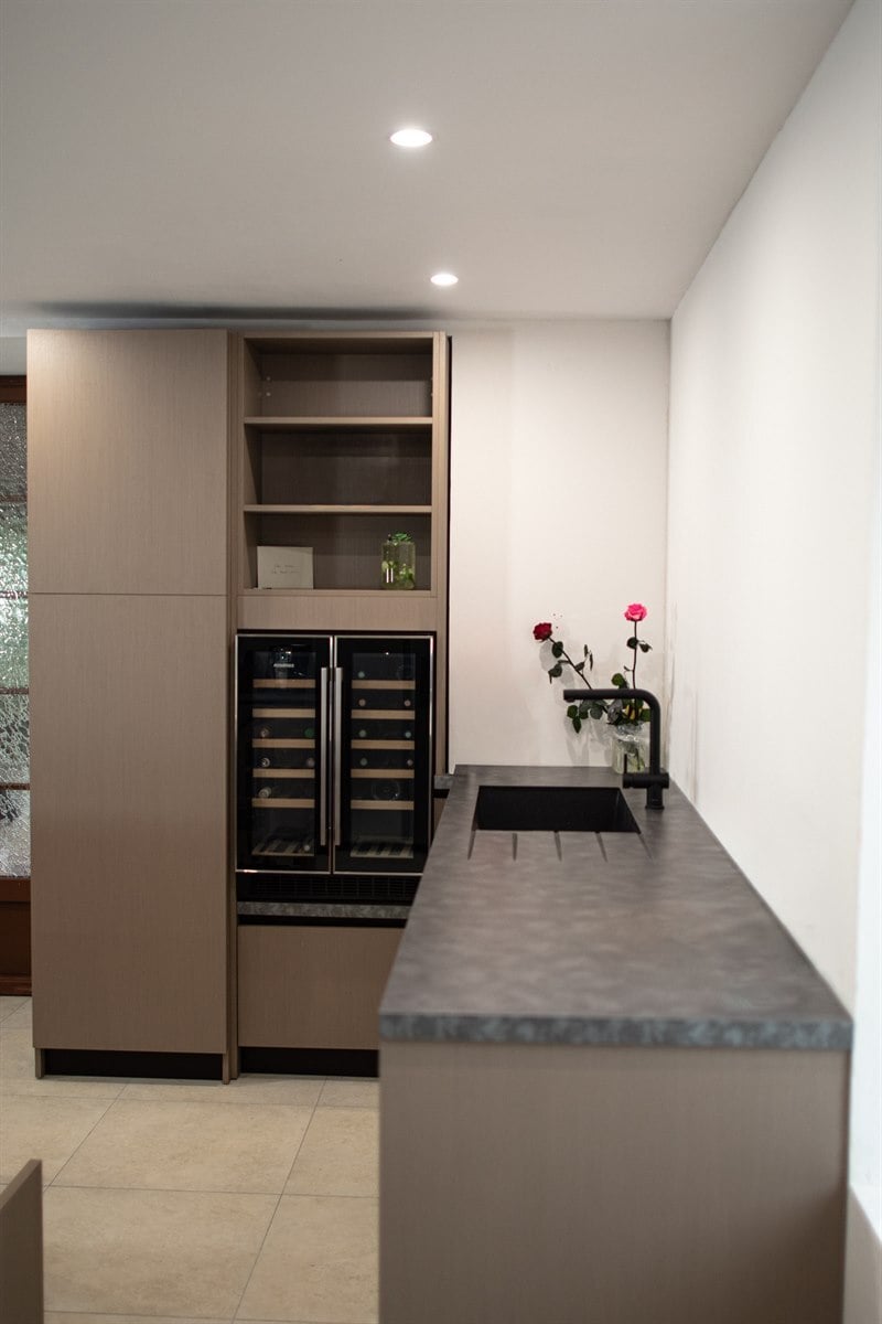 Cuisine ouverte de style moderne rouge à Coteaux-du-Blanzacais | Raison Home - 3