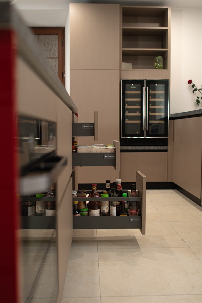 Cuisine ouverte de style moderne rouge à Coteaux-du-Blanzacais | Raison Home - 4