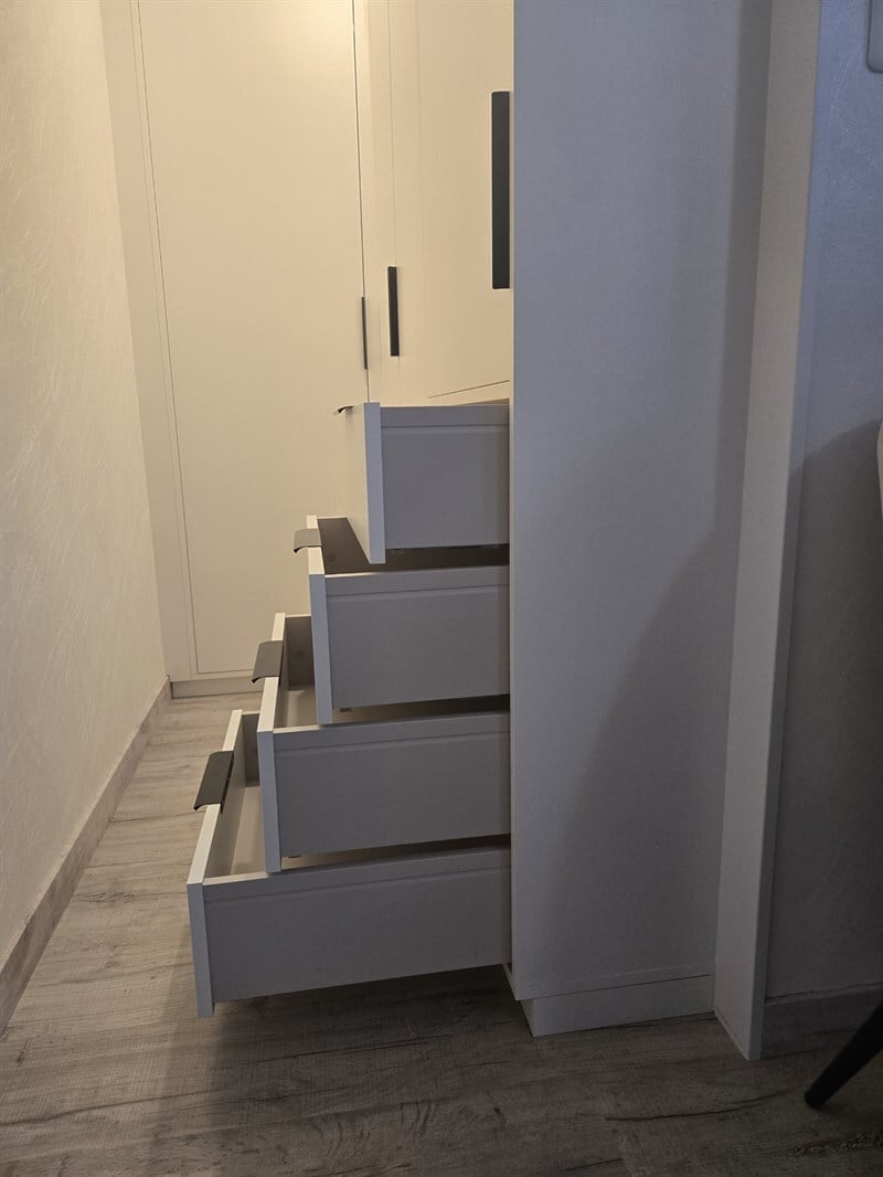 Dressing sur-mesure pour pièce étroite à Roullet-Saint-Estèphe | Raison Home - 1