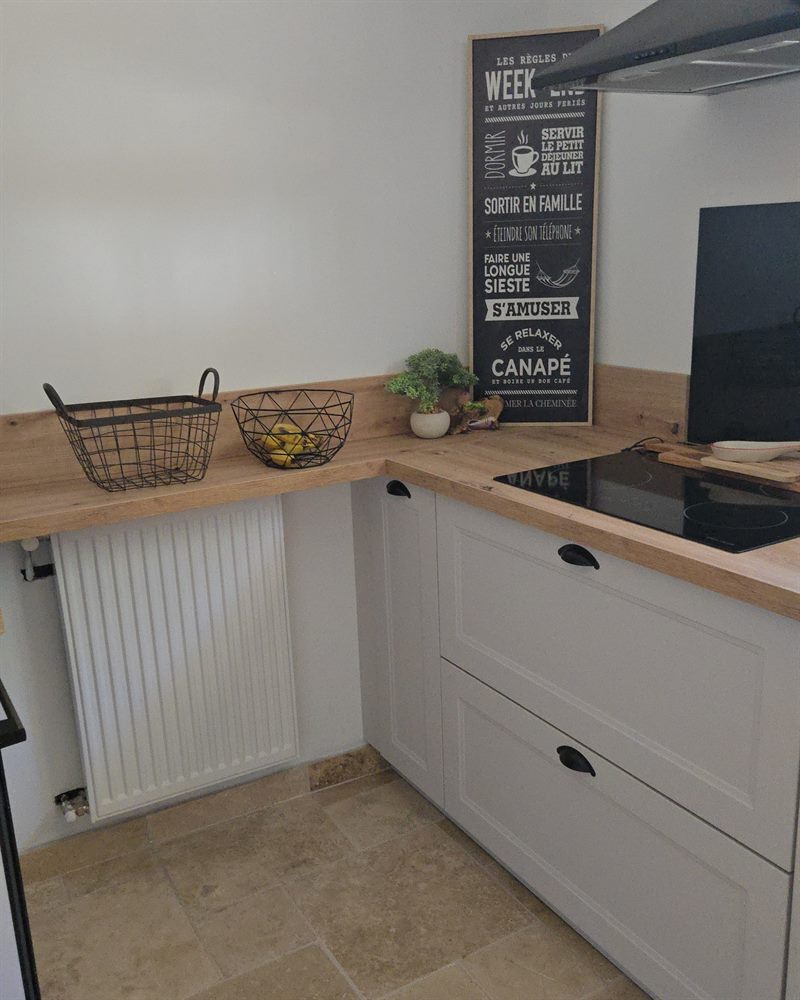 Cuisine fermée bois et blanc à Barret | Raison Home - 1