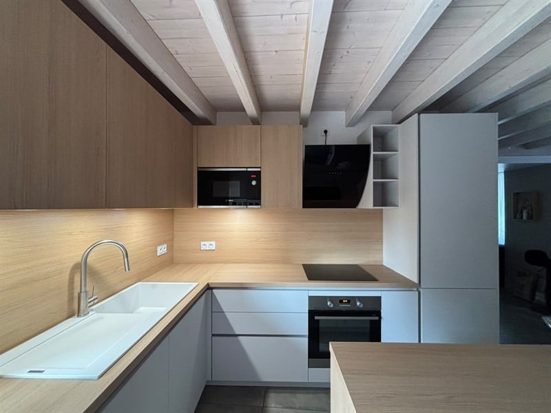 Cuisine ouverte de style moderne bois et blanc | Raison Home - 1