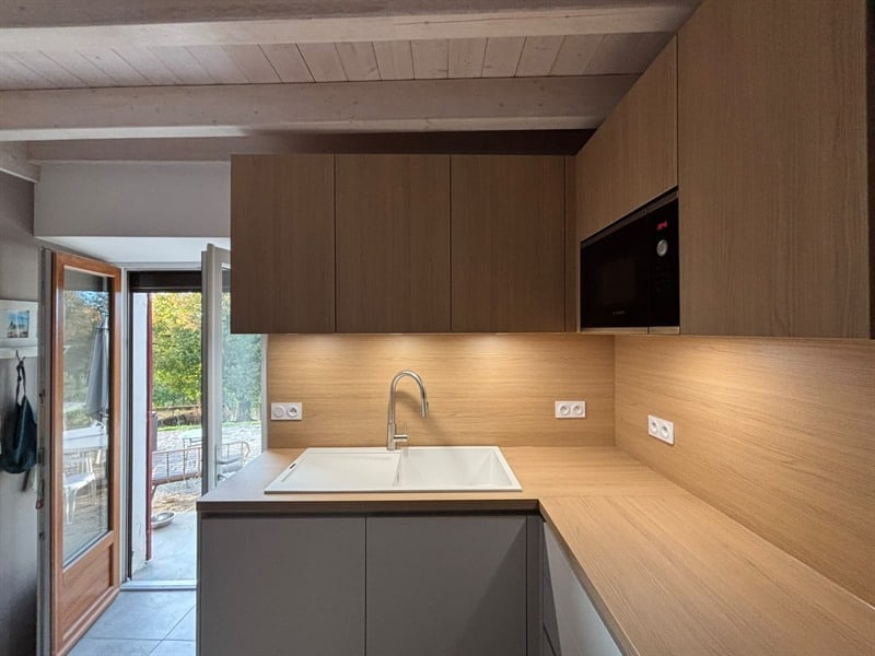 Cuisine ouverte de style moderne bois et blanc | Raison Home - 2