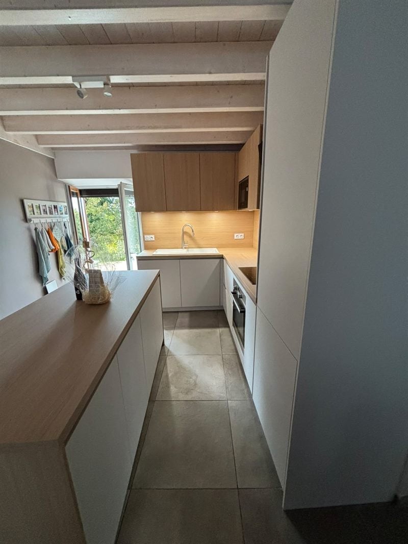 Cuisine ouverte de style moderne bois et blanc | Raison Home - 4