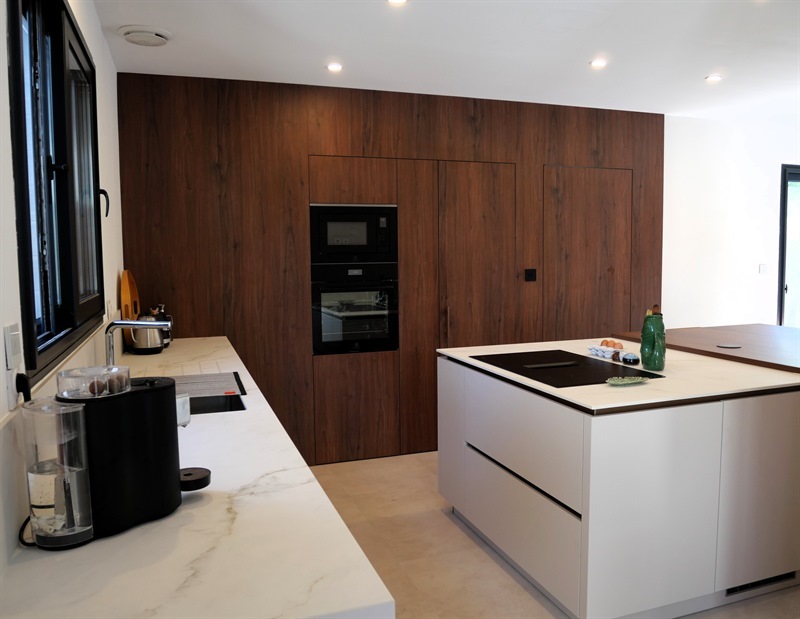 Cuisine ouverte bois et beige à Saint-Médard d'Eyrans | Raison Home - 3