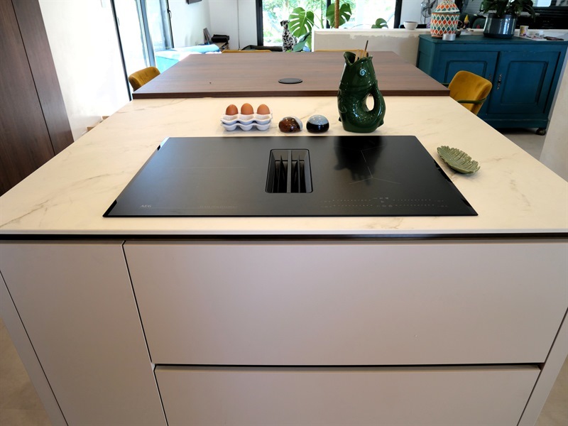 Cuisine ouverte bois et beige à Saint-Médard d'Eyrans | Raison Home - 4