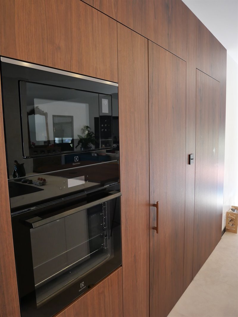 Cuisine ouverte bois et beige à Saint-Médard d'Eyrans | Raison Home - 6