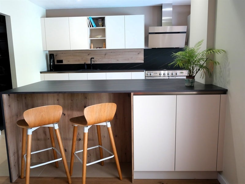 Cuisine ouverte de style moderne bois, noir et beige à Bouliac | Raison Home - 1