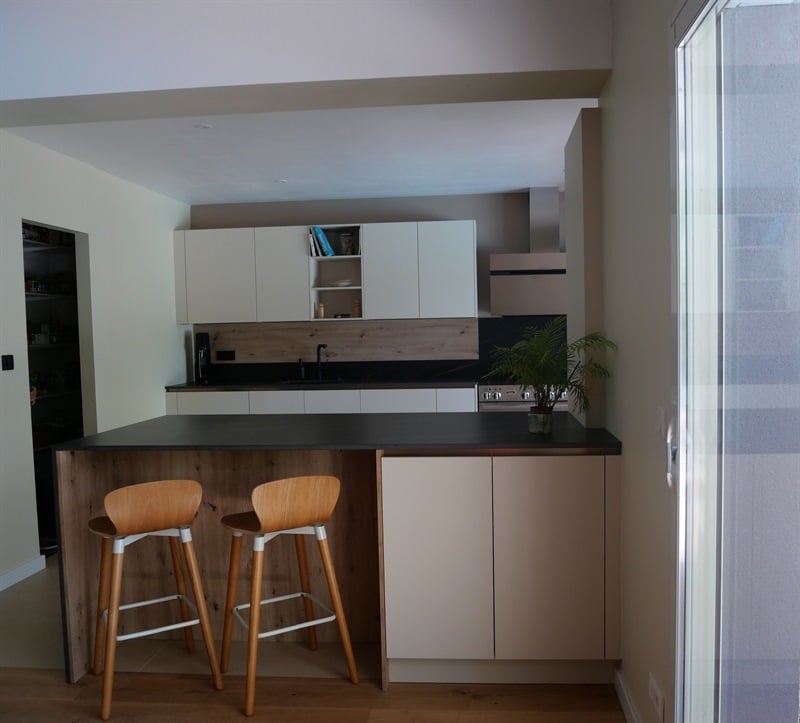 Cuisine ouverte de style moderne bois, noir et beige à Bouliac | Raison Home - 4