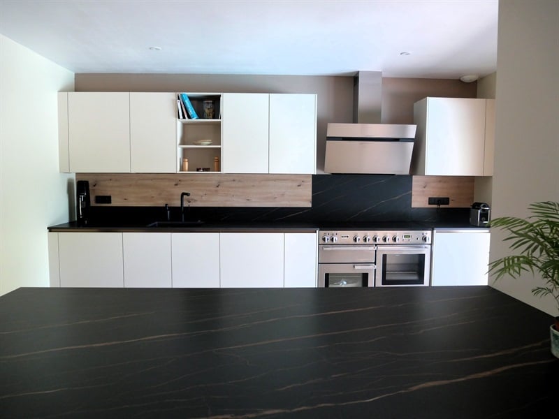 Cuisine ouverte de style moderne bois, noir et beige à Bouliac | Raison Home - 5
