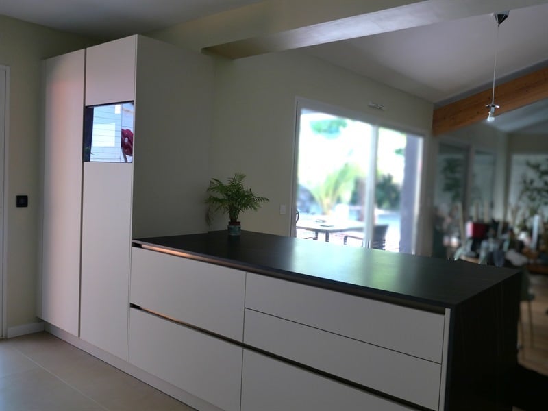 Cuisine ouverte de style moderne bois, noir et beige à Bouliac | Raison Home - 7