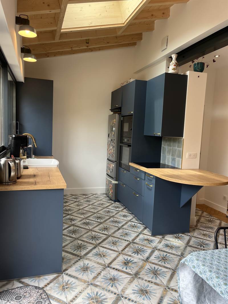 Cuisine ouverte de style campagne bois et bleu à Bordeaux | Raison Home - 4