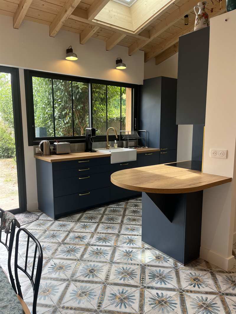 Cuisine ouverte de style campagne bois et bleu à Bordeaux | Raison Home - 6
