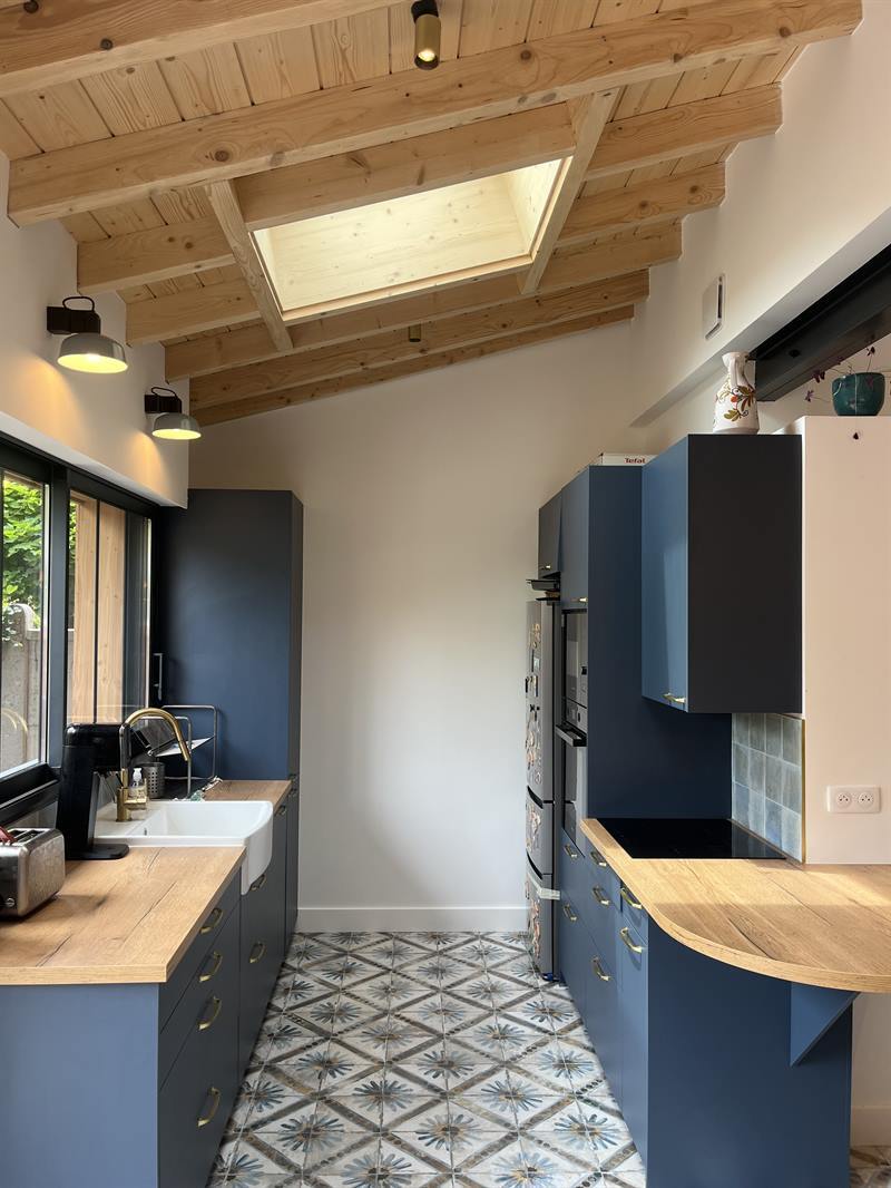Cuisine ouverte de style campagne bois et bleu à Bordeaux | Raison Home - 7