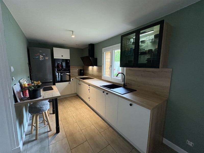 Cuisine ouverte de style nature bois et blanc | Raison Home - 1