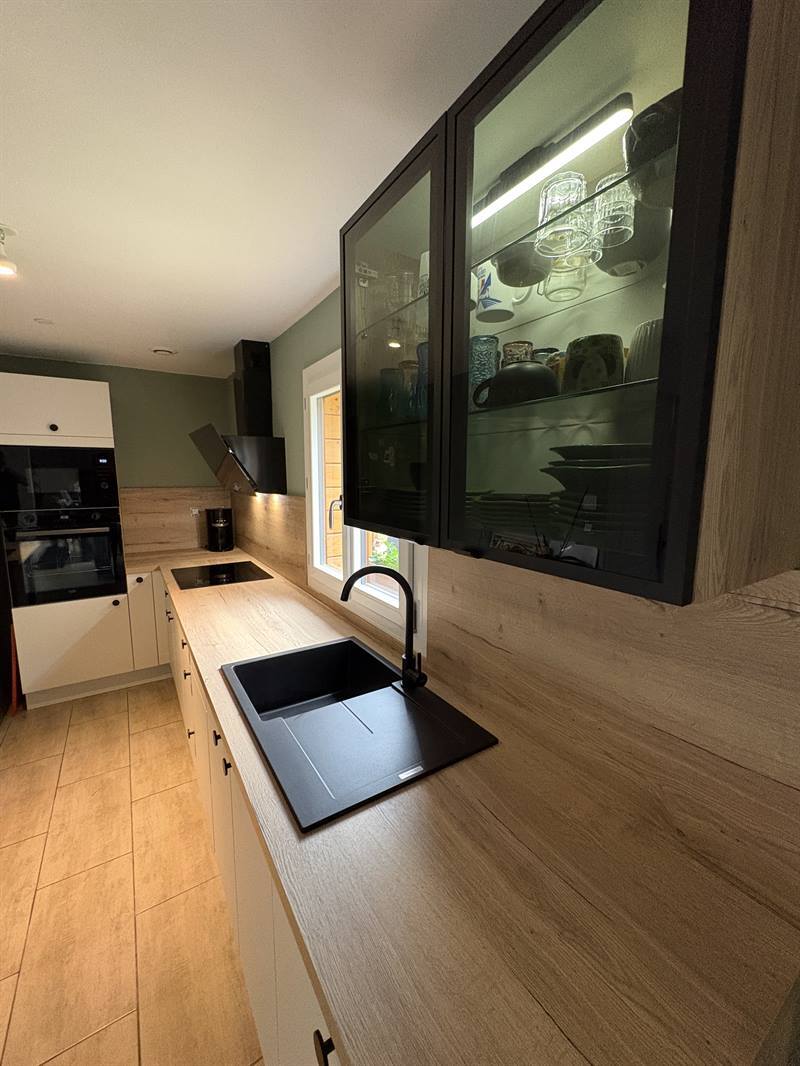 Cuisine ouverte de style nature bois et blanc | Raison Home - 2