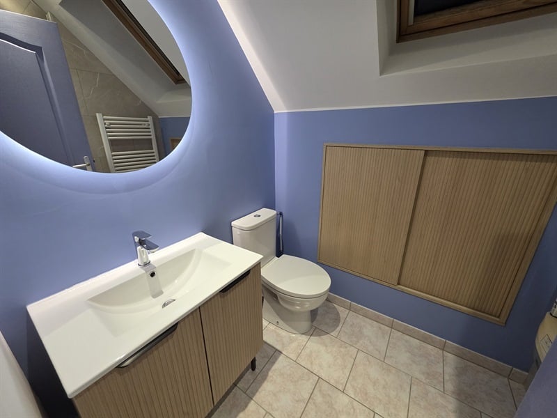 Salle de bains bois et blanc à Yaucourt-Bussus | Raison Home - 1