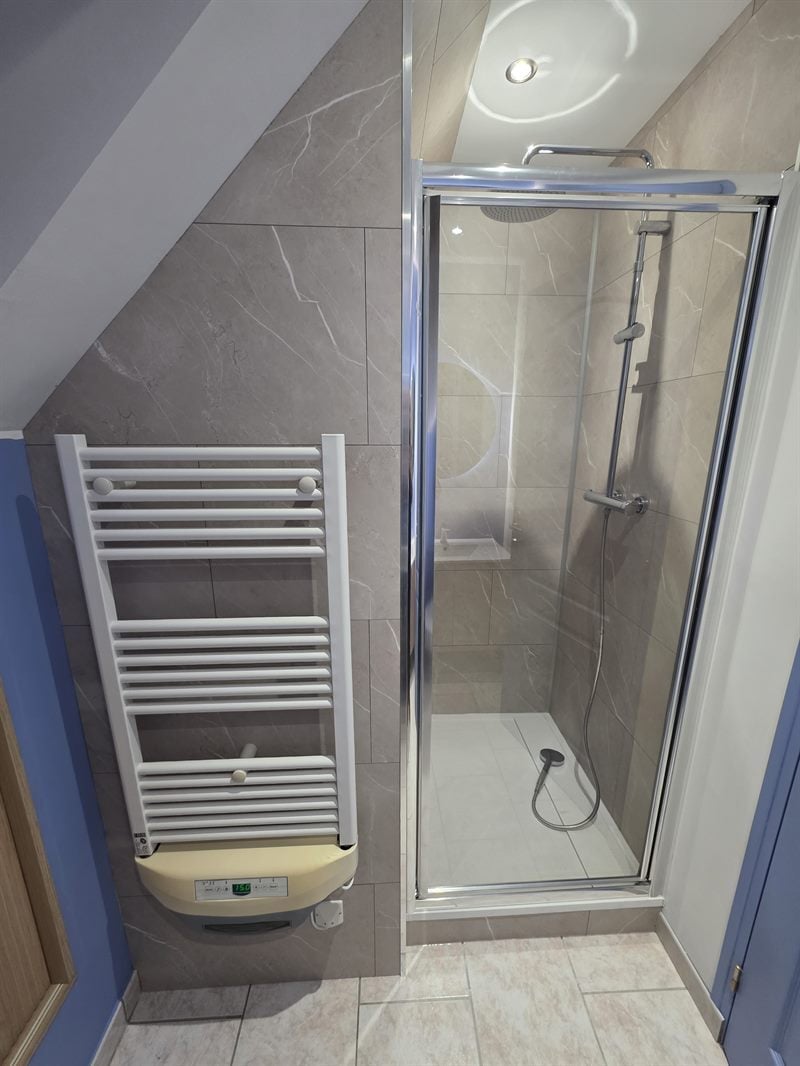 Salle de bains bois et blanc à Yaucourt-Bussus | Raison Home - 2