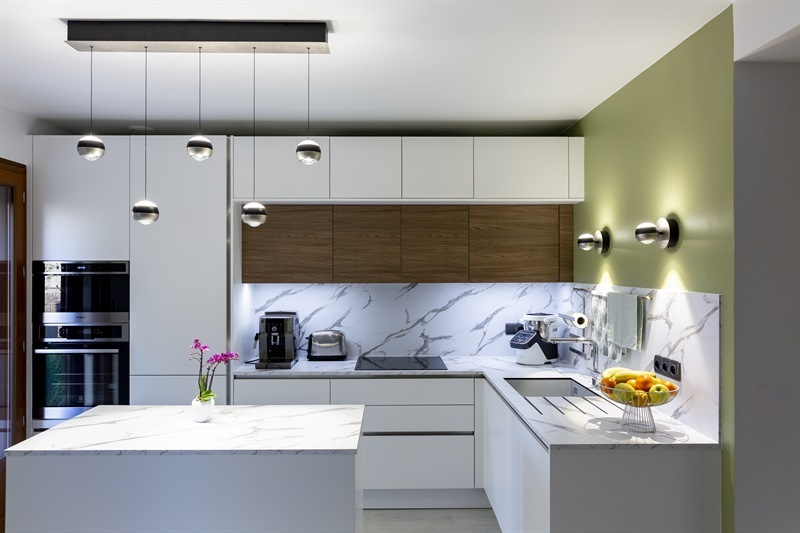 Cuisine moderne bois et blanc à Bois d'Arcy | Raison Home - 2