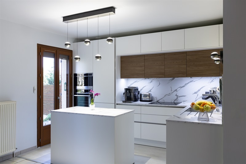 Cuisine moderne bois et blanc à Bois d'Arcy | Raison Home - 3