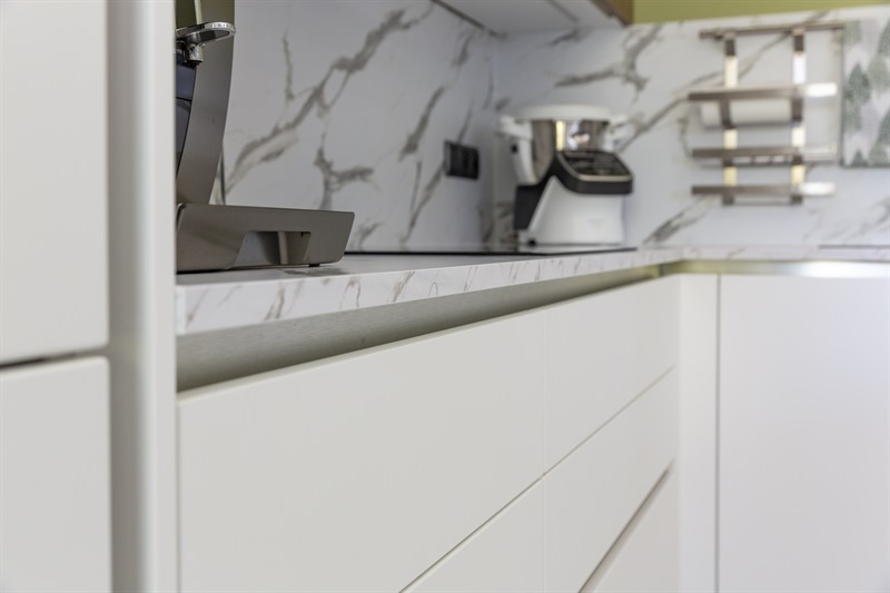 Cuisine moderne bois et blanc à Bois d'Arcy | Raison Home - 4