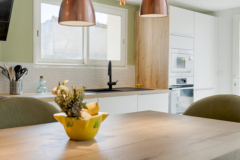 Cuisine moderne blanche et bois avec claustra | Raison Home - 5