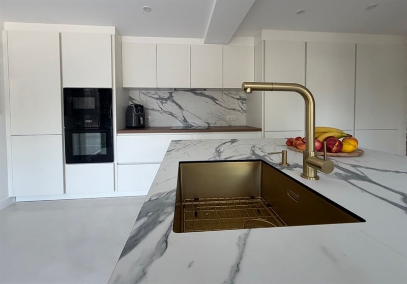 Cuisine fermée de style moderne bois et blanc à Fleac 1
