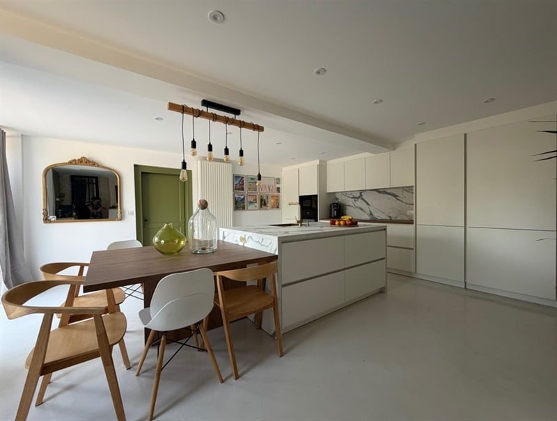 Cuisine fermée de style moderne bois et blanc à Fleac 2