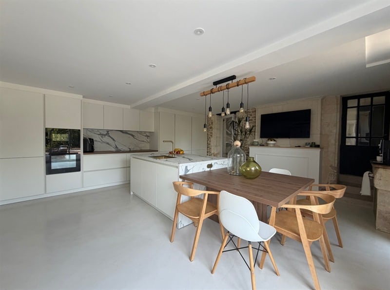 Cuisine fermée de style moderne bois et blanc à Fleac 3