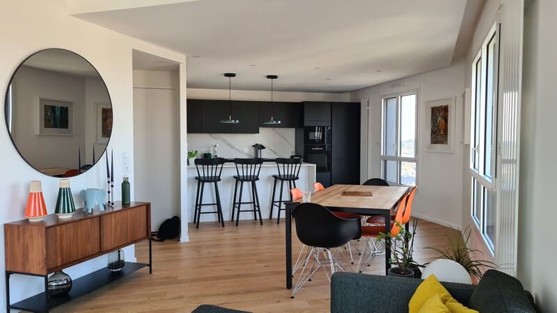 Cuisine ouverte noire et Dekton avec îlot bar à Nantes | Raison Home - 1