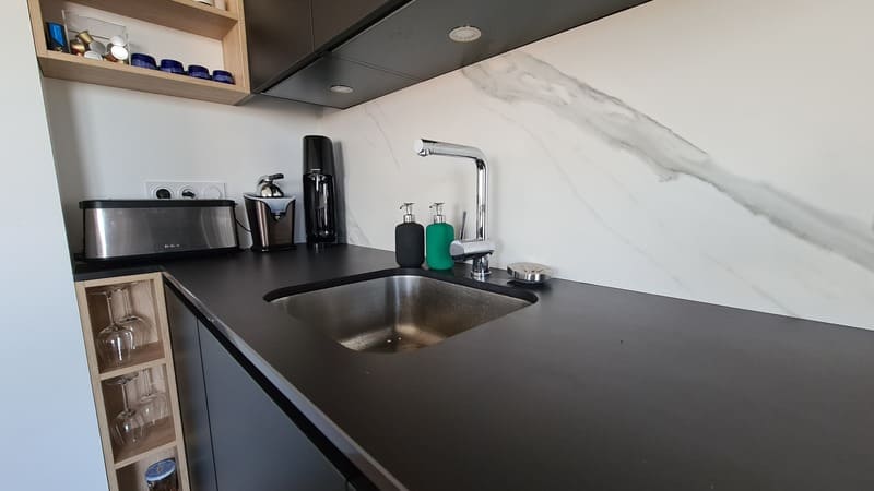 Cuisine ouverte noire et Dekton avec îlot bar à Nantes | Raison Home - 4