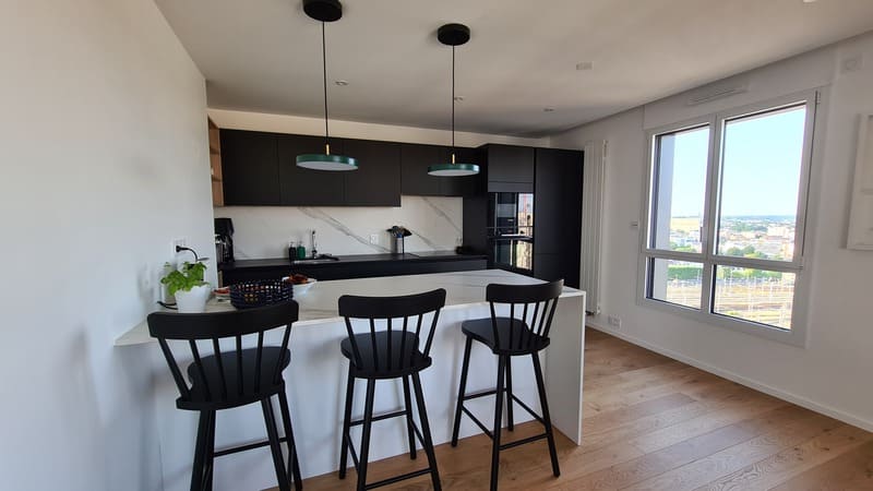 Cuisine ouverte noire et Dekton avec îlot bar à Nantes | Raison Home - 2