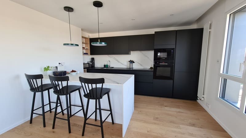 Cuisine ouverte noire et Dekton avec îlot bar à Nantes | Raison Home - 6