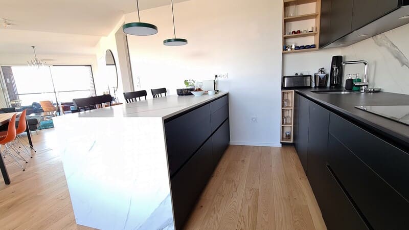 Cuisine ouverte noire et Dekton avec îlot bar à Nantes | Raison Home - 3